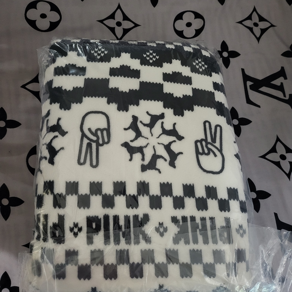 Vs PINK ❤ Sherpa Blanket - Picture 9 of 9